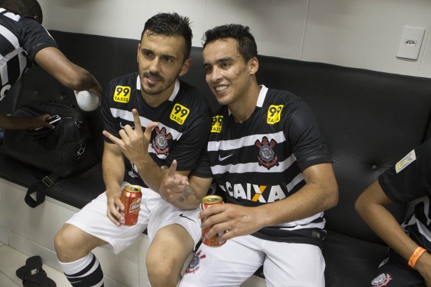 Jadson viu do banco de reservas o Corinthians fazer 6 a 1 no rival paulista