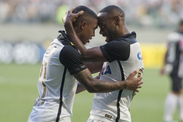 Malcom e Vagner Love comemorando um dos gols do Corinthians contra o Atlético-MG