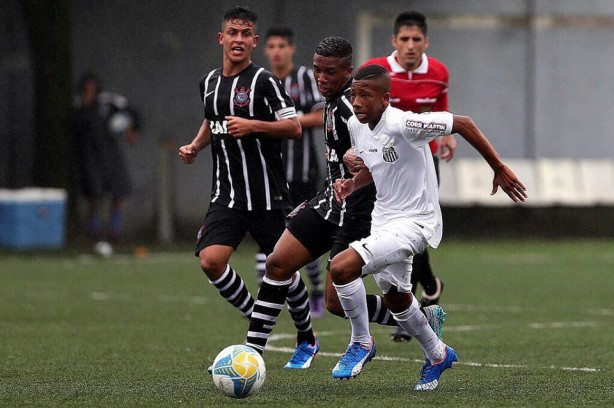 Renan (ao fundo) marcou dois gols na partida contra o Santos