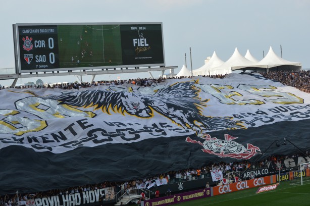 Telo da Arena Corinthians provocou torcedores do So Paulo