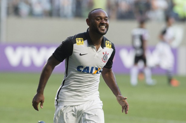Vagner Love marcou, de novo, contra o Atlético Mineiro neste domingo