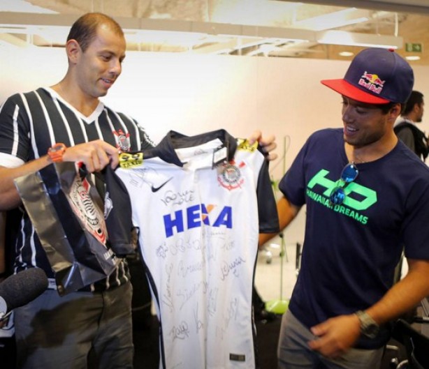 Das mos de scio-torcedor, Mineirinho ganhou uma camisa personalizada do Corinthians, alm de um carto do FT