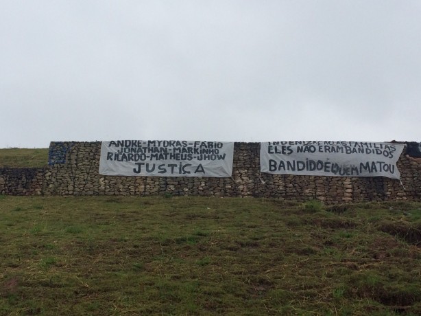 Faixas expostas no muro ao lado da entrada da Arena Corinthians neste domingo