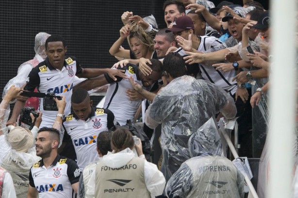 Love fez o gol de empate do Corinthians e comemorou com a torcida