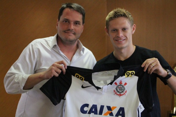 Marlone assinou contrato com o Corinthians