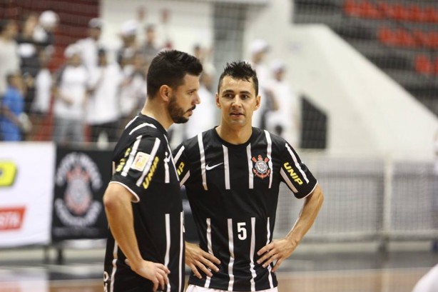 Neto (à direita) e Simi estão fora do futsal do Corinthians