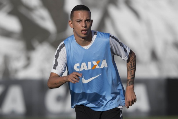 Fora dos planos do Joinville, Gabriel Vasconcelos deve ser reintegrado ao elenco profissional do Corinthians