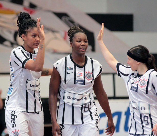 Postura de atleta do Timão (ao centro) foi tema de debates sobre cenário do basquete feminino no país