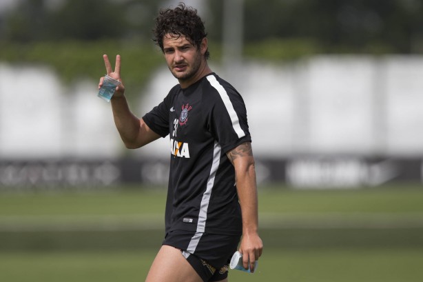 Afastado do elenco, Pato segue treinando no CT do Corinthians