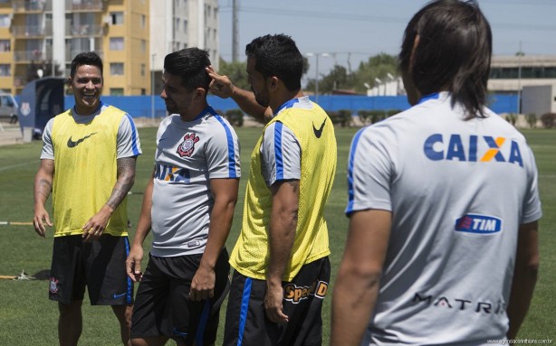 Edilson brinca com Guilherme durante treino no Chile