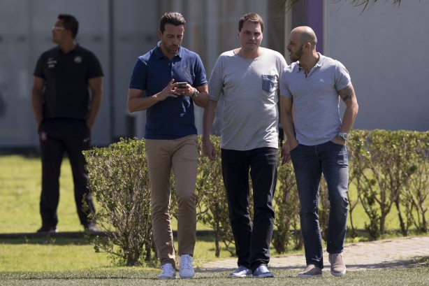 Ex-jogador, Alessandro (à direita) trabalha como coordenador técnico do Timão desde 2014