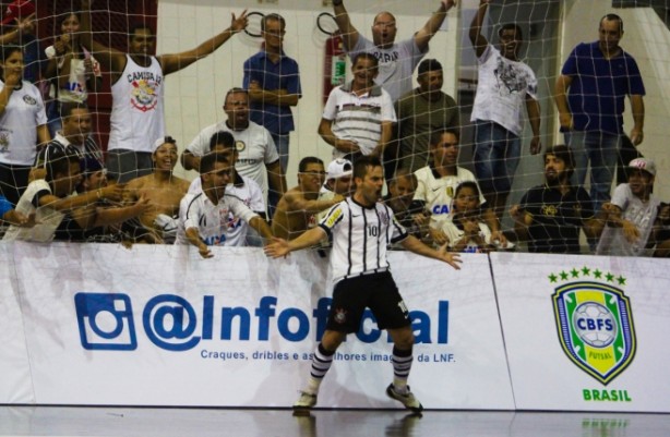 O ala Deives marcou na partida contra o Magnus Futsal