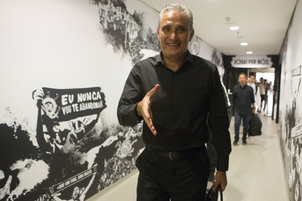 Evitando falar sobre Seleção Brasileira, o técnico Tite disse que está muito feliz no Corinthians