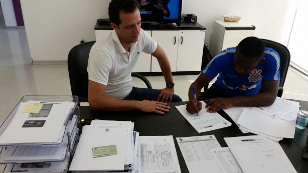 Willians assinou contrato com o Corinthians nesta terça-feira
