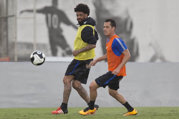 Fora do ltimo jogo por ter sido suspenso, Rodriguinho treinou com os reservas