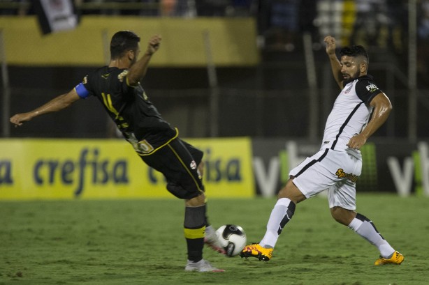 Guilherme (à dir.) divide bola com Luciano Castán, do São Bernardo. Timão venceu por 3 a 0 na primeira fase do Estadual