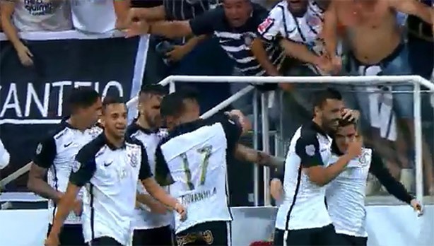 Jogadores se juntam a Lucca e comemoram gol anotado contra o Cerro Porteo