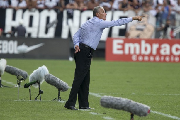 Montagem do Corinthians com apenas trs meio-campistas foi um erro, segundo o tcnico Tite