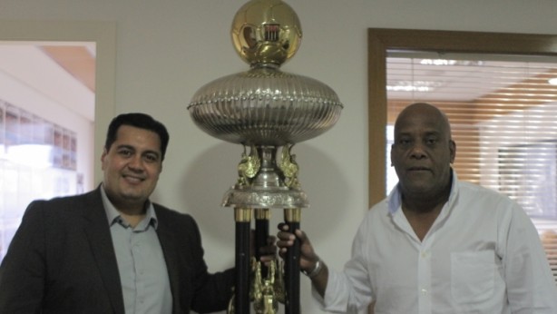 Secretrio Estadual de Esportes ( esq.)  recebido pelo vice-presidente do Corinthians ( dir.) no PSJ