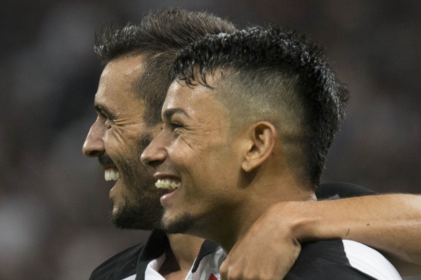 S alegria - Lucca e Uendel comemoram primeiro gol do Timo sobre o Cerro na Arena. Que noite, Fiel!