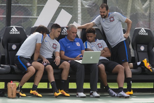Tite conversa com jogadores em ltimo treino antes de duelo contra o Cerro Porteo