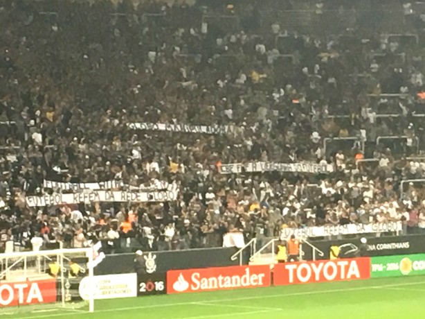Torcida voltou a exibir faixas de protesto na Arena Corinthians