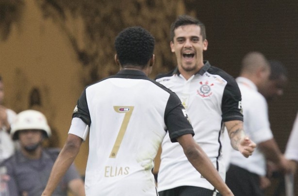 Corinthians venceu com dois gols de Fagner