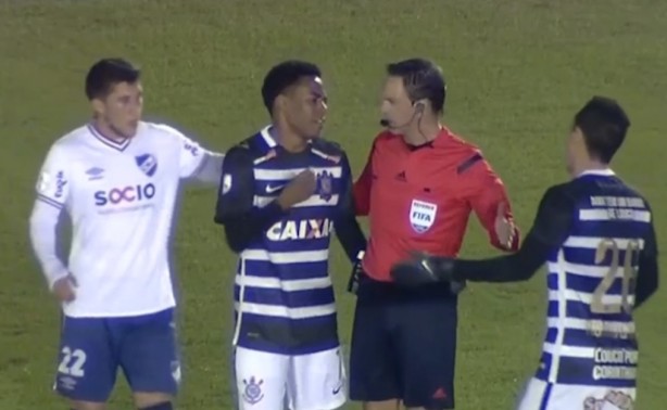 Elias discute com zagueiro Polenta durante o intervalo do jogo em Montevidéu
