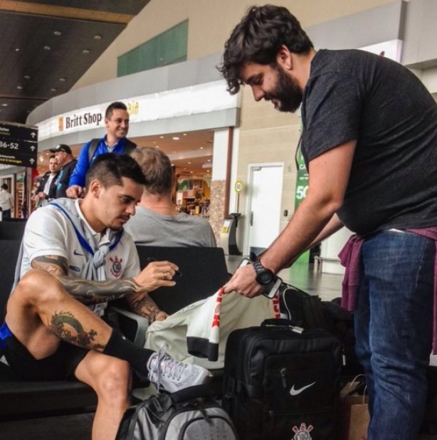 Fagner atendeu torcedor no aeroporto de Bogotá