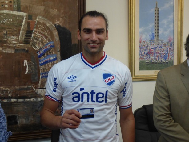 Gamalho assinou por seis meses com o Nacional