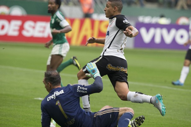 Guilherme comemora seu primeiro gol profissional, contra o Palmeiras, em setembro de 2015