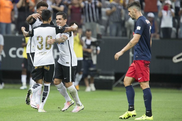 Lucca comemora com Fagner e Andr aps marcar o quarto gol do Corinthians contra o Red Bull