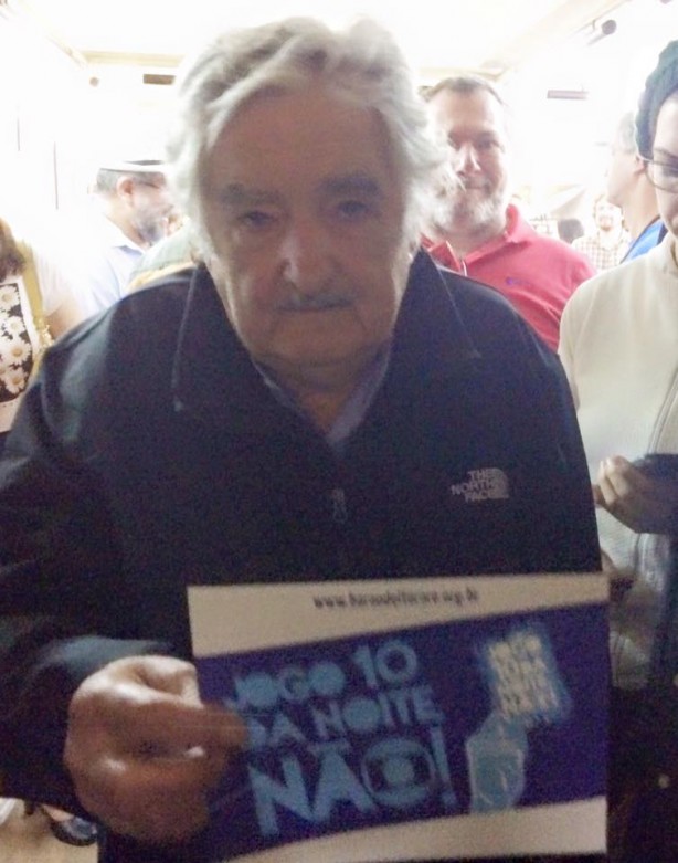 Mujica posou para foto com adesivo de campanha contra jogos às 22h