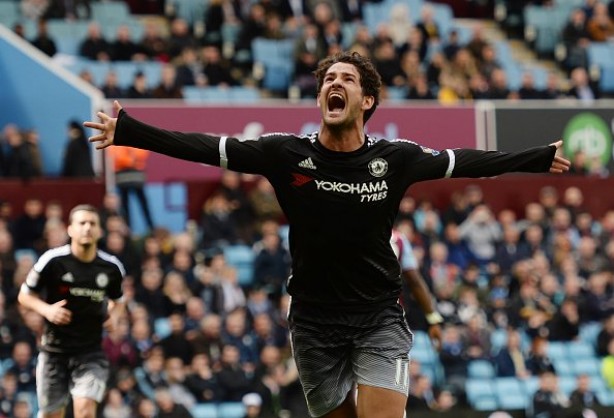 Diante do lanterna Aston Villa, Pato comemora primeiro gol pelo Chelsea