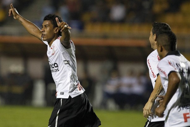 Paulinho comemora gol sobre o Deportivo Tchira