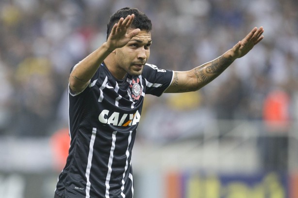 Petros comemora um dos seus quatro gols pelo Corinthians