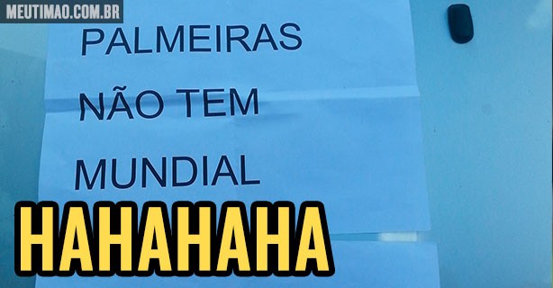 Papel escrito 'Palmeiras não tem Mundial' é jogado em protesto no