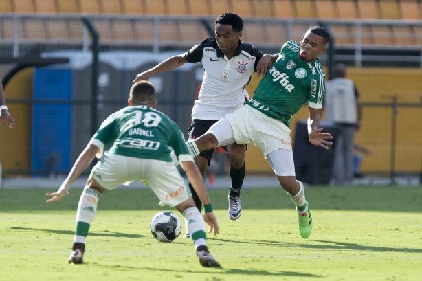 Sem jogar desde o dia 17 de fevereiro, Elias voltou a jogar contra o Palmeiras