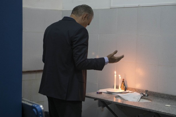Tite faz a tradicional oração antes do confronto contra o Nacional