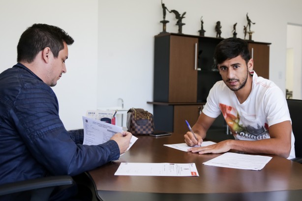 Camacho assinou contrato com o Corinthians nesta segunda-feira