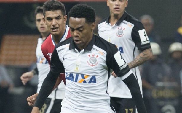 Elias lamentou que Corinthians tenha sofrido gols em casa