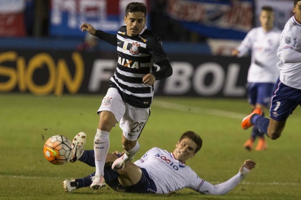 Fagner participou da jogada do primeiro gol do Corinthians em tabela com Giovanni Augusto