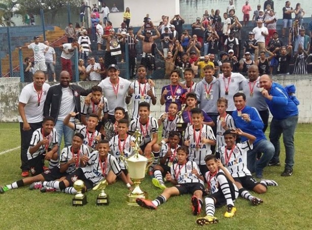 Garotada do time sub-13 do Corinthians comemora conquista da Copa Ouro
