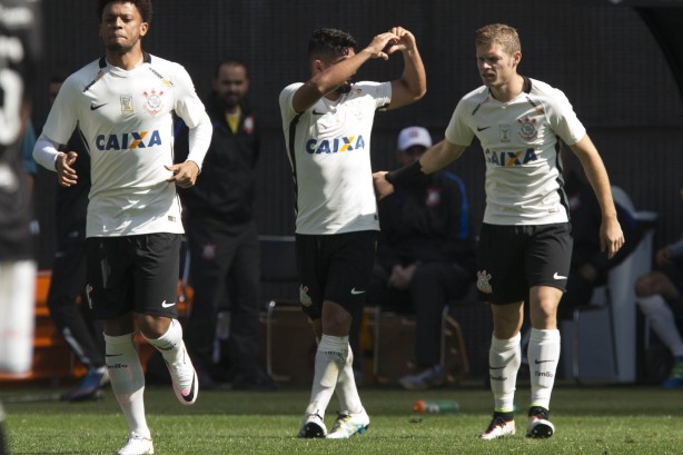 Guilherme fez o terceiro gol do Timo na vitria contra a Ponte Preta