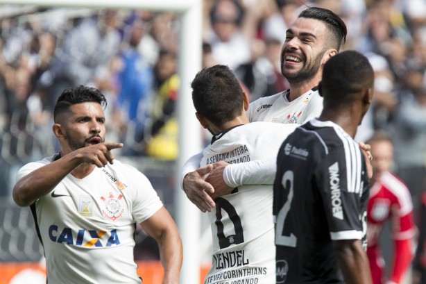 Marquinhos Gabriel e Bruno Henrique comemoram gol contra a Ponte Preta