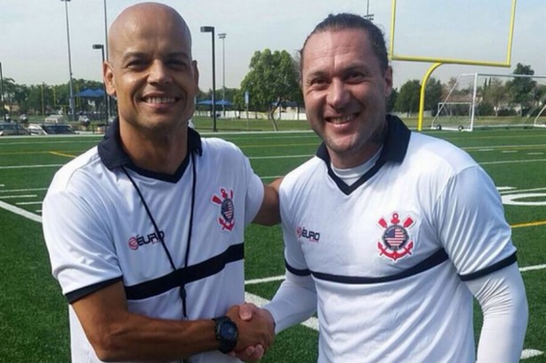 O ex-jogador Robert ( esquerda)  o treinador do Corinthians-USA