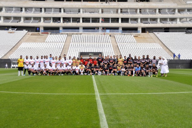 Operrios da Arena Corinthians fizeram o primeiro jogo no estdio