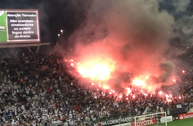Fiel acendeu sinalizadores nas oitavas de final da Libertadores, em jogo contra o Nacional