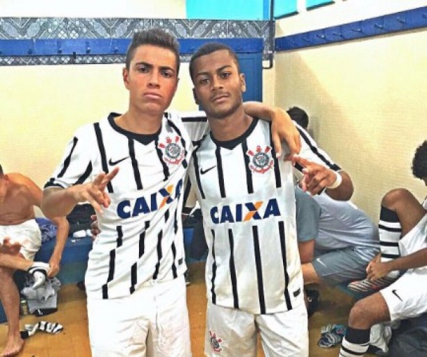 Vinicius Santos (à dir.) anotou quatro gols na goleada por 7 a 0 do Sub-17