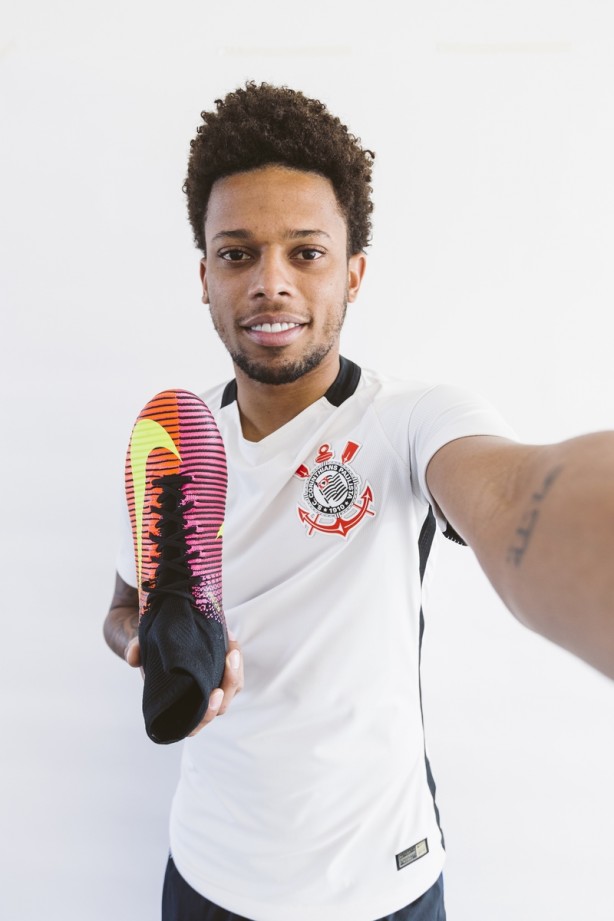 Andr  um dos corinthianos que estrelou campanha das novas chuteiras da Nike